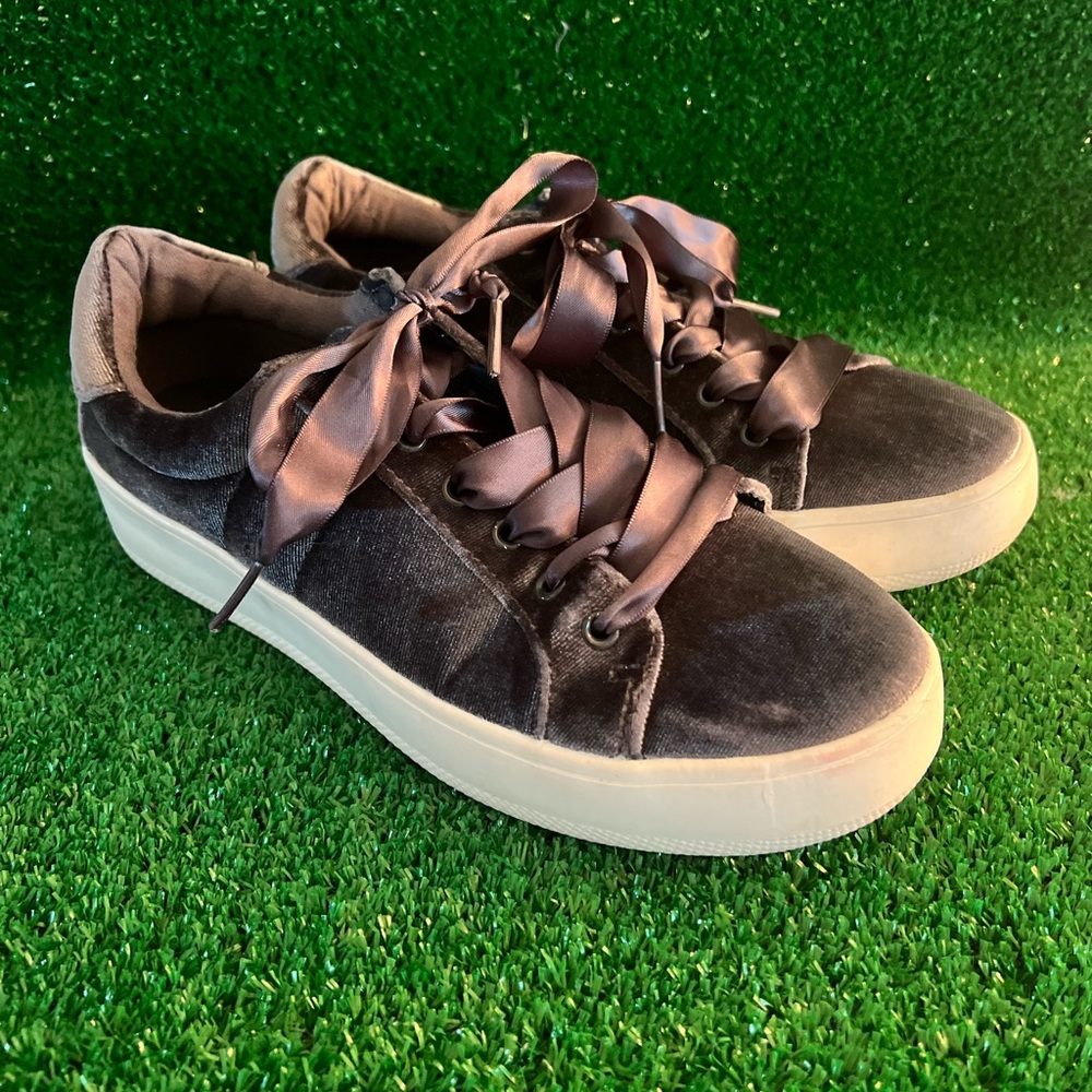 Women’s Massini Velvet Sneaker w/Ribbon Laces
